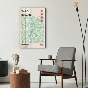 Artdesigna tarafından üretilen Yayoi Kusama soyut fırça cam duvar tablosu, canlı Japon pop art tasarımını şeffaf cam panel üzerinde sunar.