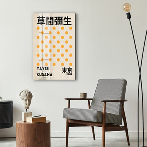 Artdesigna tarafından üretilen Yayoi Kusama soyut fırça cam duvar tablosu, canlı Japon pop art tasarımını şeffaf cam panel üzerinde sunar.