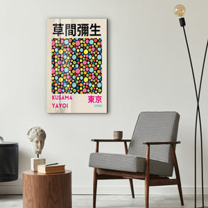 Artdesigna tarafından üretilen Yayoi Kusama soyut fırça cam duvar tablosu, canlı Japon pop art tasarımını şeffaf cam panel üzerinde sunar.