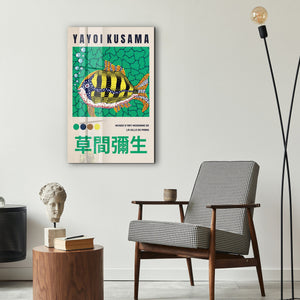 Artdesigna tarafından üretilen Yayoi Kusama soyut fırça cam duvar tablosu, canlı Japon pop art tasarımını şeffaf cam panel üzerinde sunar.