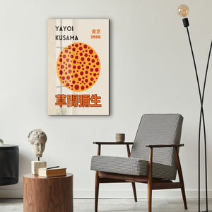 Artdesigna tarafından üretilen Yayoi Kusama soyut fırça cam duvar tablosu, canlı Japon pop art tasarımını şeffaf cam panel üzerinde sunar.
