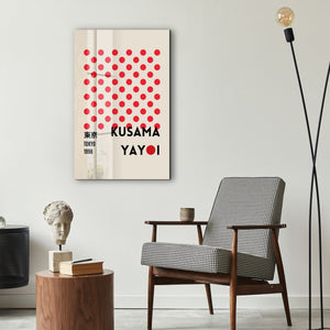 Artdesigna tarafından üretilen Yayoi Kusama soyut fırça cam duvar tablosu, canlı Japon pop art tasarımını şeffaf cam panel üzerinde sunar.