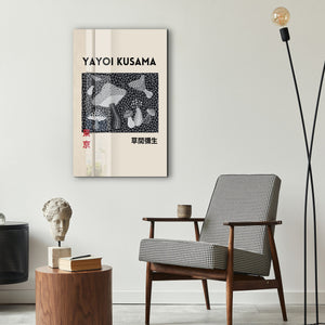 Artdesigna tarafından üretilen Yayoi Kusama soyut fırça cam duvar tablosu, canlı Japon pop art tasarımını şeffaf cam panel üzerinde sunar.