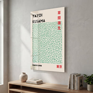 Artdesigna tarafından üretilen Yayoi Kusama soyut fırça cam duvar tablosu, canlı Japon pop art tasarımını şeffaf cam panel üzerinde sunar.
