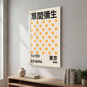 Artdesigna tarafından üretilen Yayoi Kusama soyut fırça cam duvar tablosu, canlı Japon pop art tasarımını şeffaf cam panel üzerinde sunar.