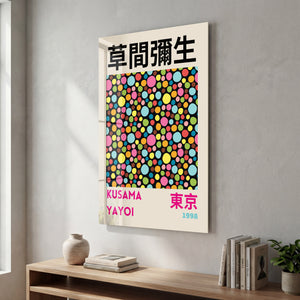 Artdesigna tarafından üretilen Yayoi Kusama soyut fırça cam duvar tablosu, canlı Japon pop art tasarımını şeffaf cam panel üzerinde sunar.