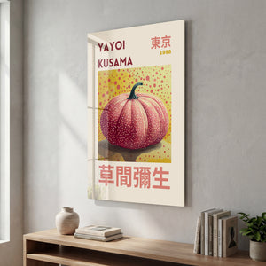 Artdesigna tarafından üretilen Yayoi Kusama soyut fırça cam duvar tablosu, canlı Japon pop art tasarımını şeffaf cam panel üzerinde sunar.