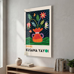 Artdesigna tarafından üretilen Yayoi Kusama soyut fırça cam duvar tablosu, canlı Japon pop art tasarımını şeffaf cam panel üzerinde sunar.