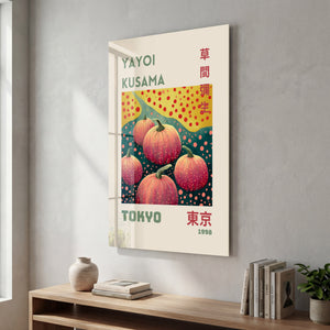 Artdesigna tarafından üretilen Yayoi Kusama soyut fırça cam duvar tablosu, canlı Japon pop art tasarımını şeffaf cam panel üzerinde sunar.