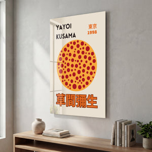 Artdesigna tarafından üretilen Yayoi Kusama soyut fırça cam duvar tablosu, canlı Japon pop art tasarımını şeffaf cam panel üzerinde sunar.