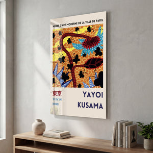 Artdesigna tarafından üretilen Yayoi Kusama soyut fırça cam duvar tablosu, canlı Japon pop art tasarımını şeffaf cam panel üzerinde sunar.
