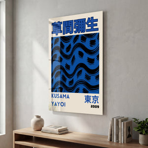 Artdesigna tarafından üretilen Yayoi Kusama soyut fırça cam duvar tablosu, canlı Japon pop art tasarımını şeffaf cam panel üzerinde sunar.