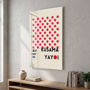 Artdesigna tarafından üretilen Yayoi Kusama soyut fırça cam duvar tablosu, canlı Japon pop art tasarımını şeffaf cam panel üzerinde sunar.