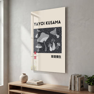 Artdesigna tarafından üretilen Yayoi Kusama soyut fırça cam duvar tablosu, canlı Japon pop art tasarımını şeffaf cam panel üzerinde sunar.