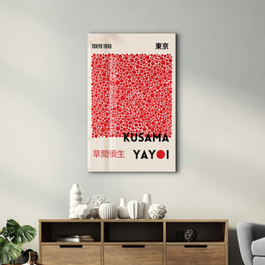 Artdesigna tarafından üretilen Yayoi Kusama soyut fırça cam duvar tablosu, canlı Japon pop art tasarımını şeffaf cam panel üzerinde sunar.