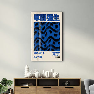 Artdesigna tarafından üretilen Yayoi Kusama soyut fırça cam duvar tablosu, canlı Japon pop art tasarımını şeffaf cam panel üzerinde sunar.