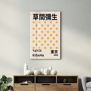 Artdesigna tarafından üretilen Yayoi Kusama soyut fırça cam duvar tablosu, canlı Japon pop art tasarımını şeffaf cam panel üzerinde sunar.