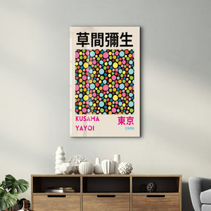 Artdesigna tarafından üretilen Yayoi Kusama soyut fırça cam duvar tablosu, canlı Japon pop art tasarımını şeffaf cam panel üzerinde sunar.