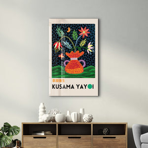 Artdesigna tarafından üretilen Yayoi Kusama soyut fırça cam duvar tablosu, canlı Japon pop art tasarımını şeffaf cam panel üzerinde sunar.