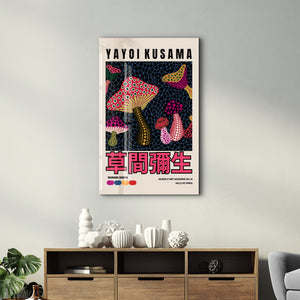 Artdesigna tarafından üretilen Yayoi Kusama soyut fırça cam duvar tablosu, canlı Japon pop art tasarımını şeffaf cam panel üzerinde sunar.