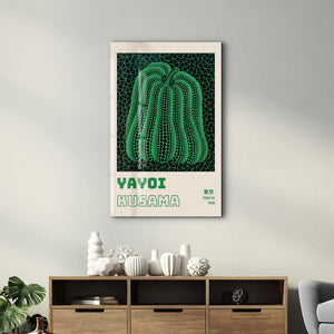 Artdesigna tarafından üretilen Yayoi Kusama soyut fırça cam duvar tablosu, canlı Japon pop art tasarımını şeffaf cam panel üzerinde sunar.