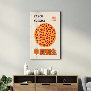 Artdesigna tarafından üretilen Yayoi Kusama soyut fırça cam duvar tablosu, canlı Japon pop art tasarımını şeffaf cam panel üzerinde sunar.
