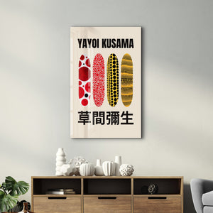 Artdesigna tarafından üretilen Yayoi Kusama soyut fırça cam duvar tablosu, canlı Japon pop art tasarımını şeffaf cam panel üzerinde sunar.