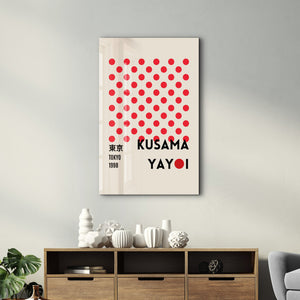 Artdesigna tarafından üretilen Yayoi Kusama soyut fırça cam duvar tablosu, canlı Japon pop art tasarımını şeffaf cam panel üzerinde sunar.