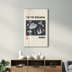 Artdesigna tarafından üretilen Yayoi Kusama soyut fırça cam duvar tablosu, canlı Japon pop art tasarımını şeffaf cam panel üzerinde sunar.