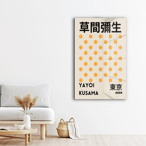 Artdesigna tarafından üretilen Yayoi Kusama soyut fırça cam duvar tablosu, canlı Japon pop art tasarımını şeffaf cam panel üzerinde sunar.