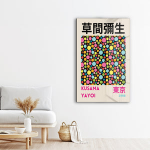 Artdesigna tarafından üretilen Yayoi Kusama soyut fırça cam duvar tablosu, canlı Japon pop art tasarımını şeffaf cam panel üzerinde sunar.
