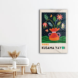 Artdesigna tarafından üretilen Yayoi Kusama soyut fırça cam duvar tablosu, canlı Japon pop art tasarımını şeffaf cam panel üzerinde sunar.