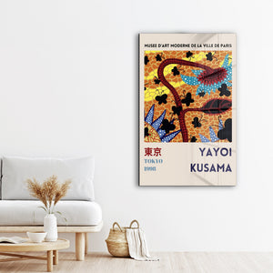 Artdesigna tarafından üretilen Yayoi Kusama soyut fırça cam duvar tablosu, canlı Japon pop art tasarımını şeffaf cam panel üzerinde sunar.