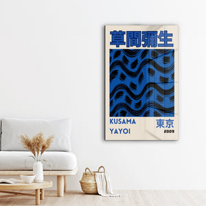 Artdesigna tarafından üretilen Yayoi Kusama soyut fırça cam duvar tablosu, canlı Japon pop art tasarımını şeffaf cam panel üzerinde sunar.
