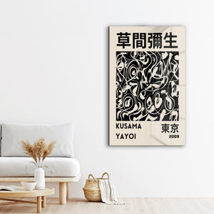 Artdesigna tarafından üretilen Yayoi Kusama soyut fırça cam duvar tablosu, canlı Japon pop art tasarımını şeffaf cam panel üzerinde sunar.
