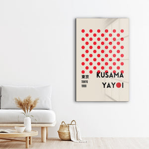Artdesigna tarafından üretilen Yayoi Kusama soyut fırça cam duvar tablosu, canlı Japon pop art tasarımını şeffaf cam panel üzerinde sunar.