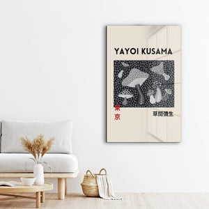 Artdesigna tarafından üretilen Yayoi Kusama soyut fırça cam duvar tablosu, canlı Japon pop art tasarımını şeffaf cam panel üzerinde sunar.